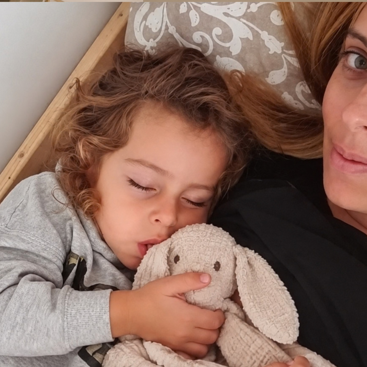 Allaitement, cosleeping et lit au sol : accompagner bébé vers son propre espace en douceur Avec une belle découverte ❤️ Maia
