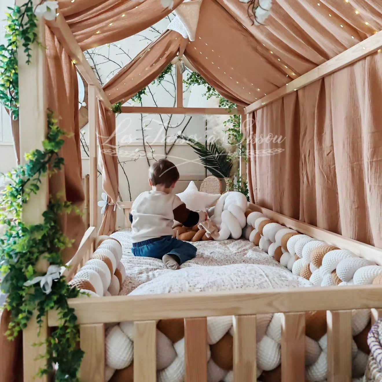 Lit Montessori en bois naturel pour petit garçon