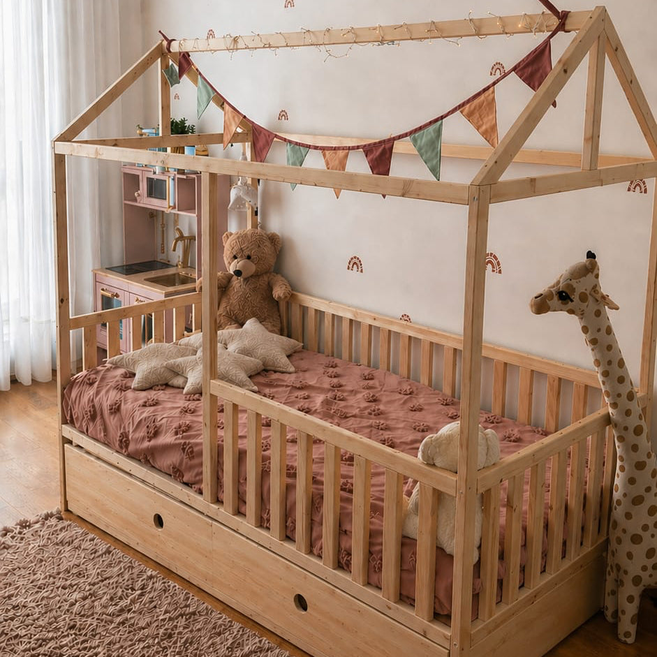 Vue de face d’un lit cabane enfant en bois massif Avec tiroir