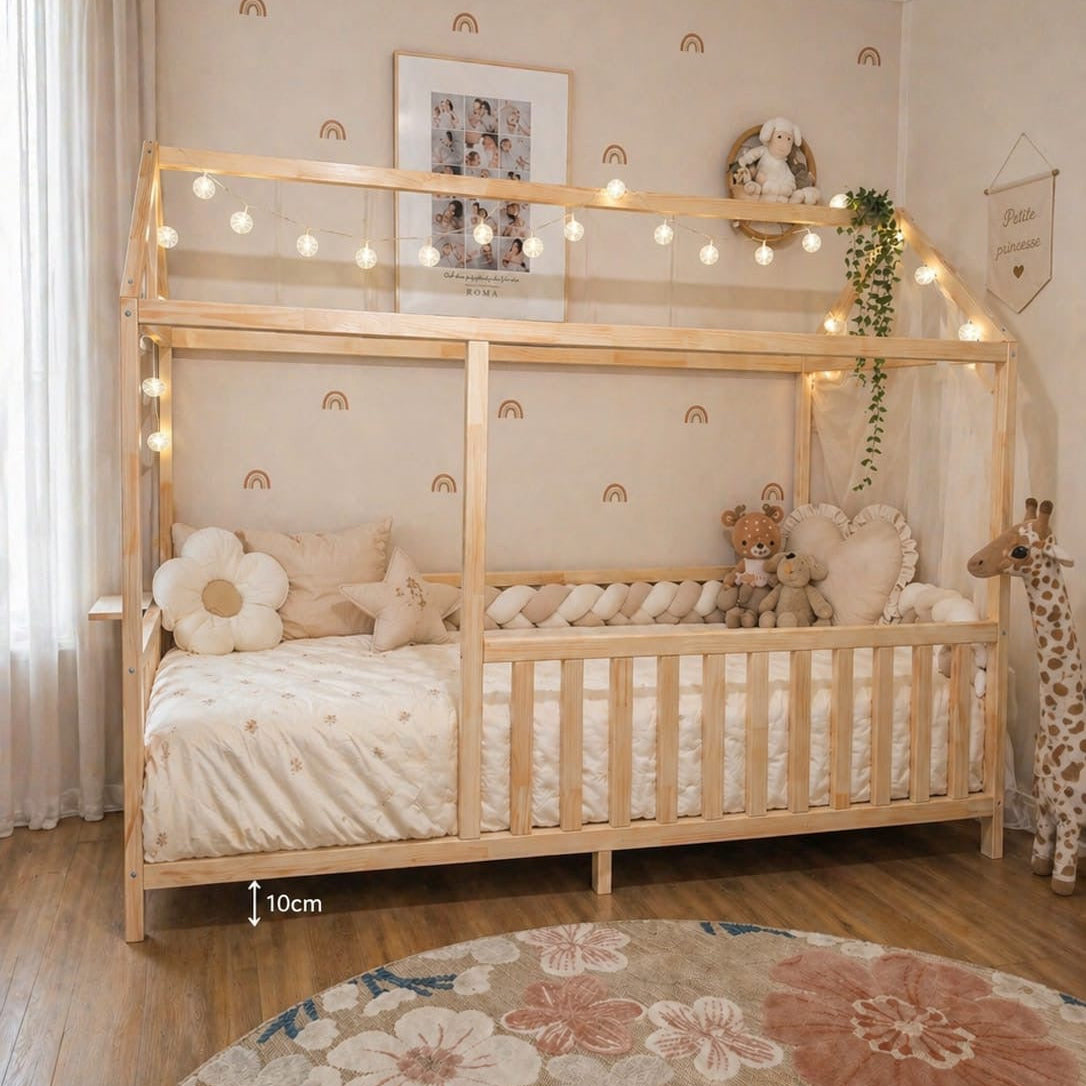 Lit cabane naturel dans une chambre enfant lumineuse Fabriqué en France