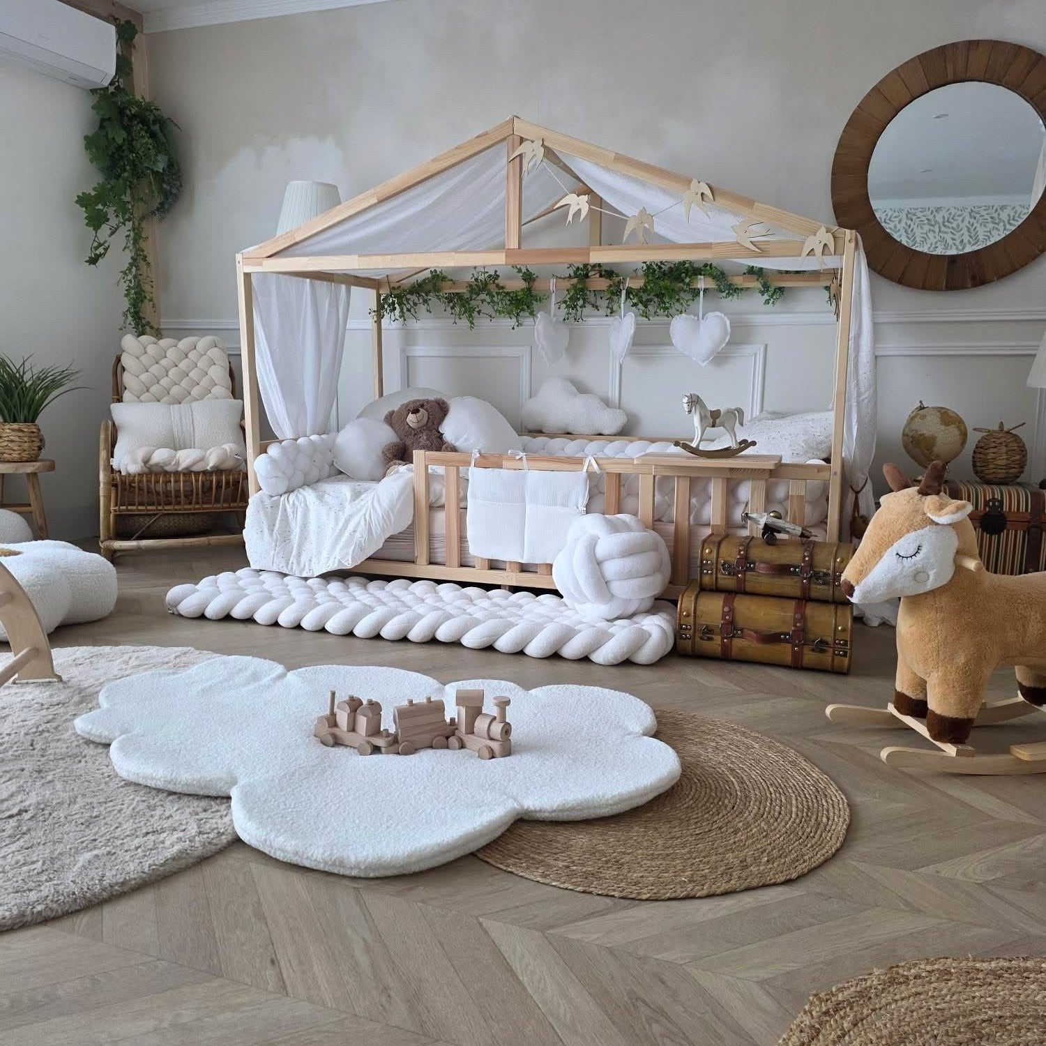 Lit cabane avec finition naturelle et style minimaliste