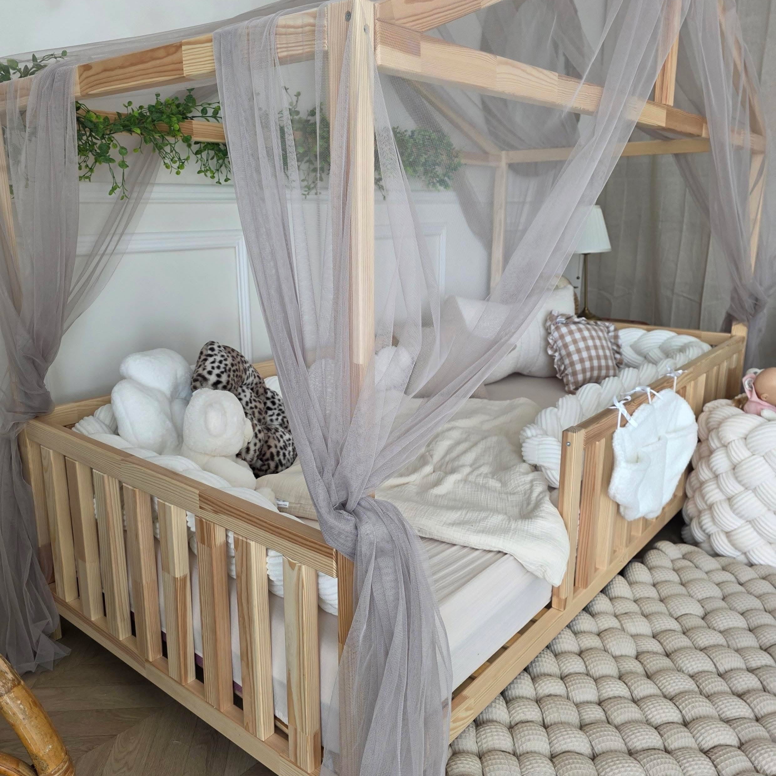 Structure de lit cabane en bois naturel dans chambre beige
