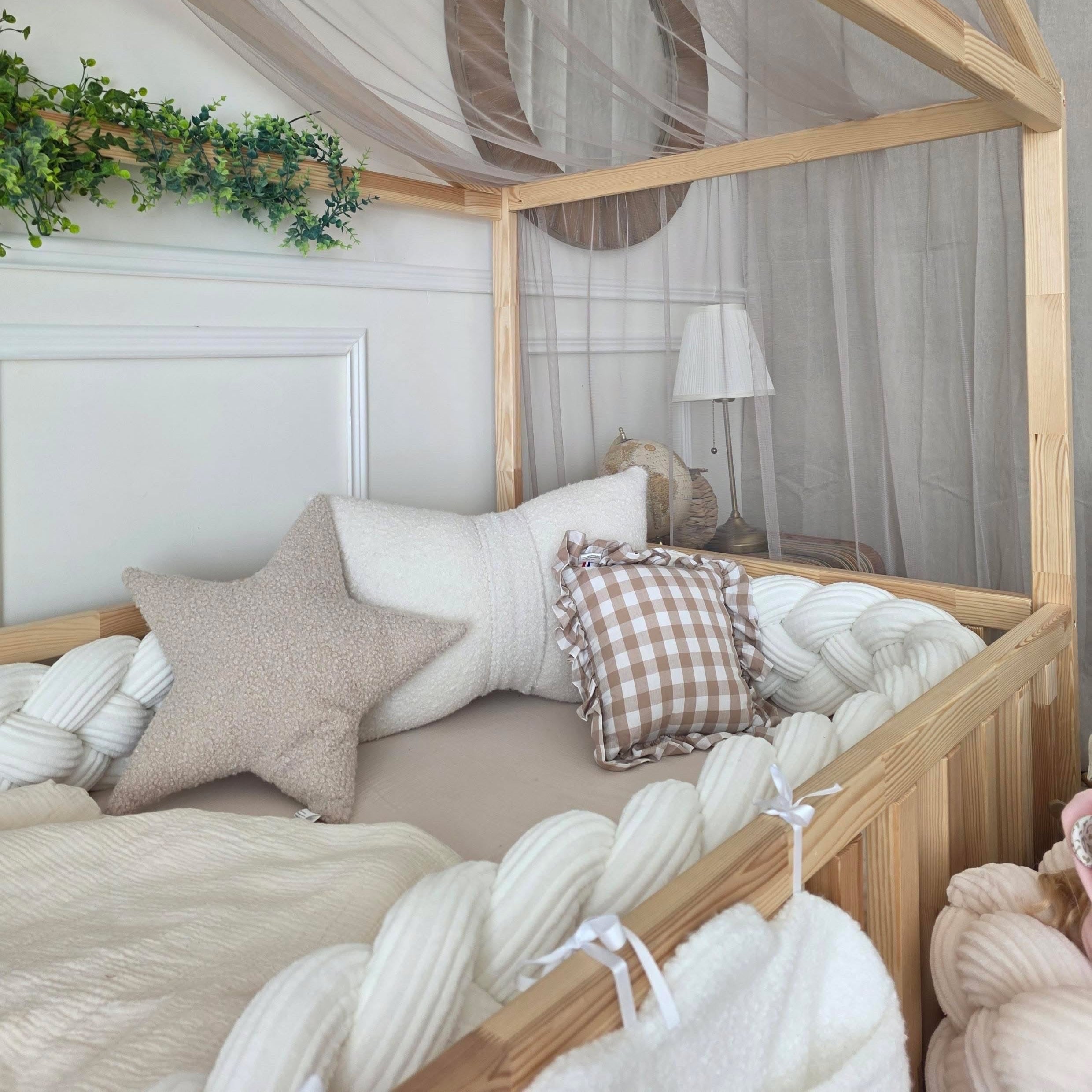 Lit enfant en bois massif avec coussins et plaid doux