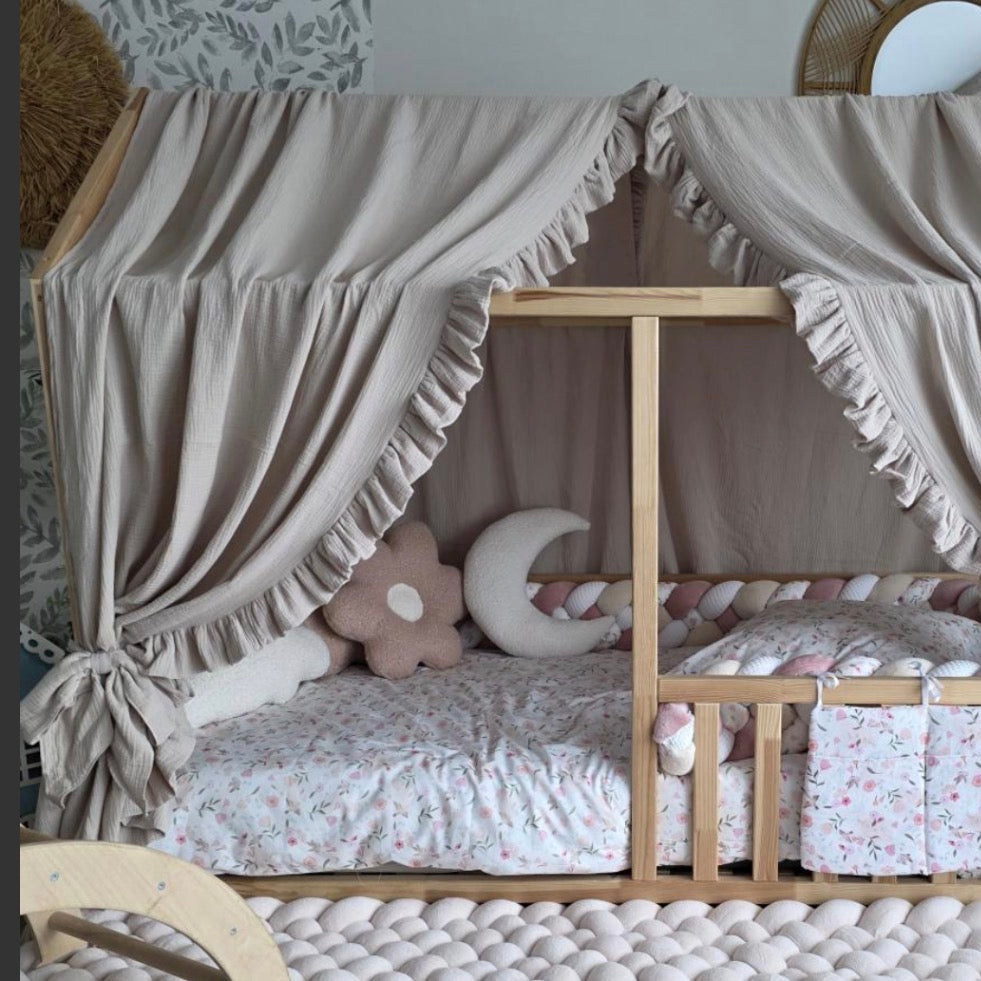 Lit cabane pour enfant avec décoration douce et naturelle