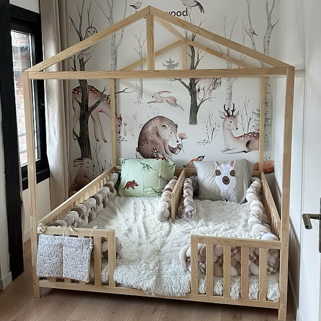 Lit kangourou Housswood avec toit 
Lit cabane en pin massif avec barrière de sécurité pour enfant