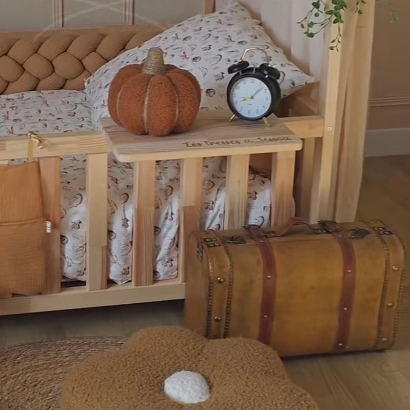     Lit enfant en bois naturel dans une chambre beige