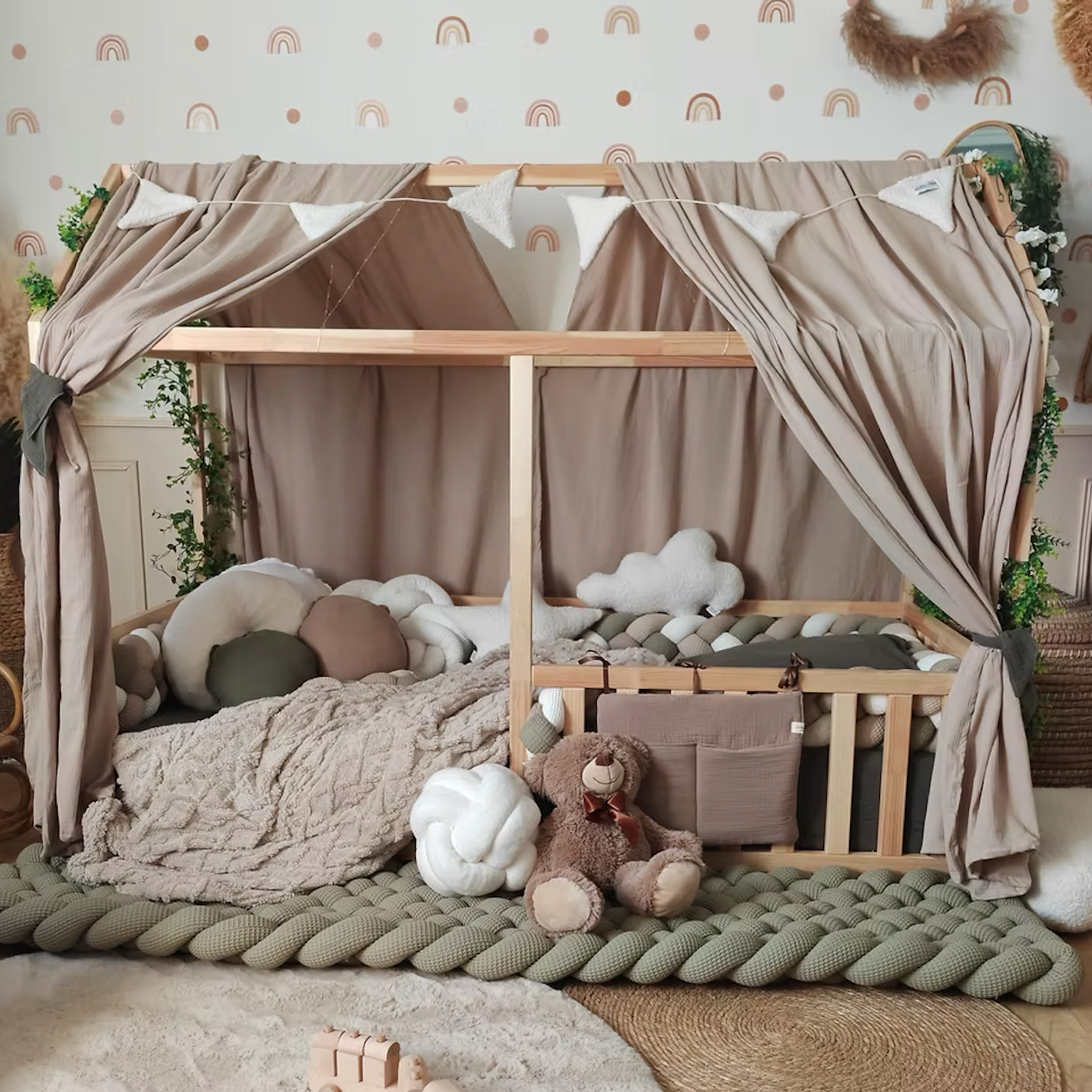 Lit au sol Montessori fabrication française artisanale
Lit cabane avec espace cocooning pour enfant
Chambre enfant bohème avec lit 