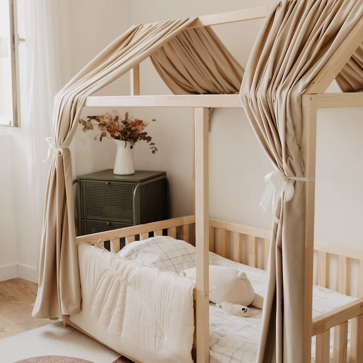 Lit enfant évolutif en bois massif naturel Lit cabane avec décoration en tons beige et bois