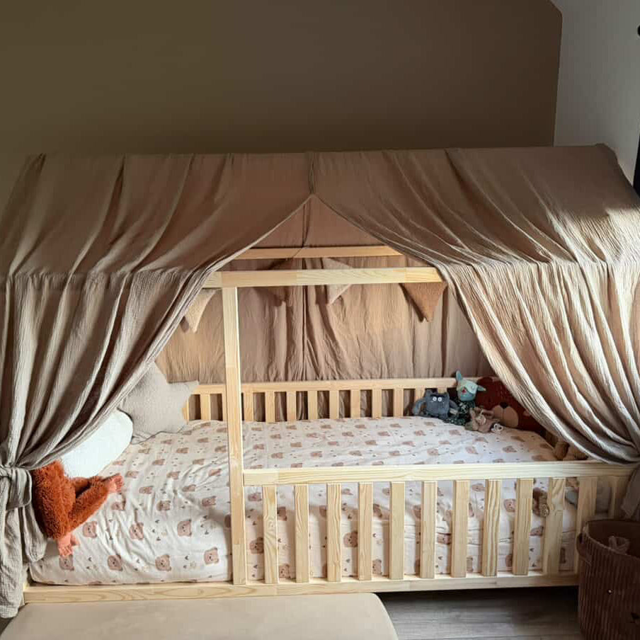     Chambre Montessori avec lit au sol en bois massif