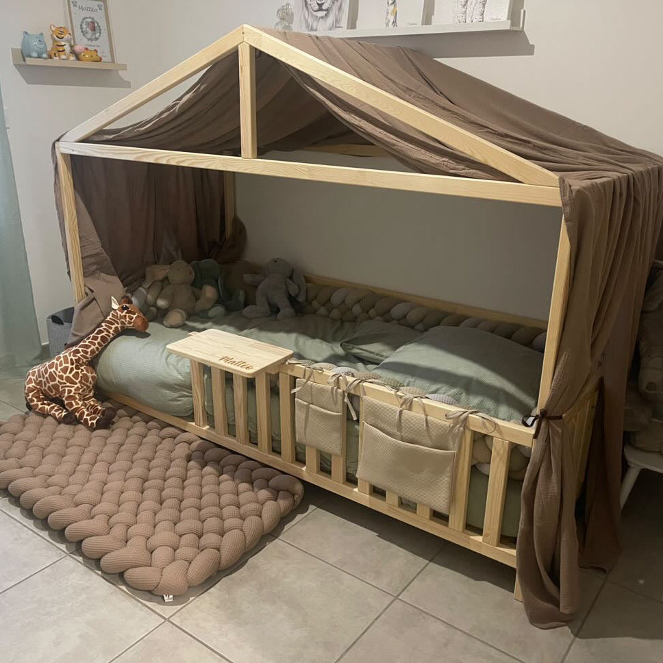 Lit enfant en bois naturel avec coussins décoratifs fabriqué en France 