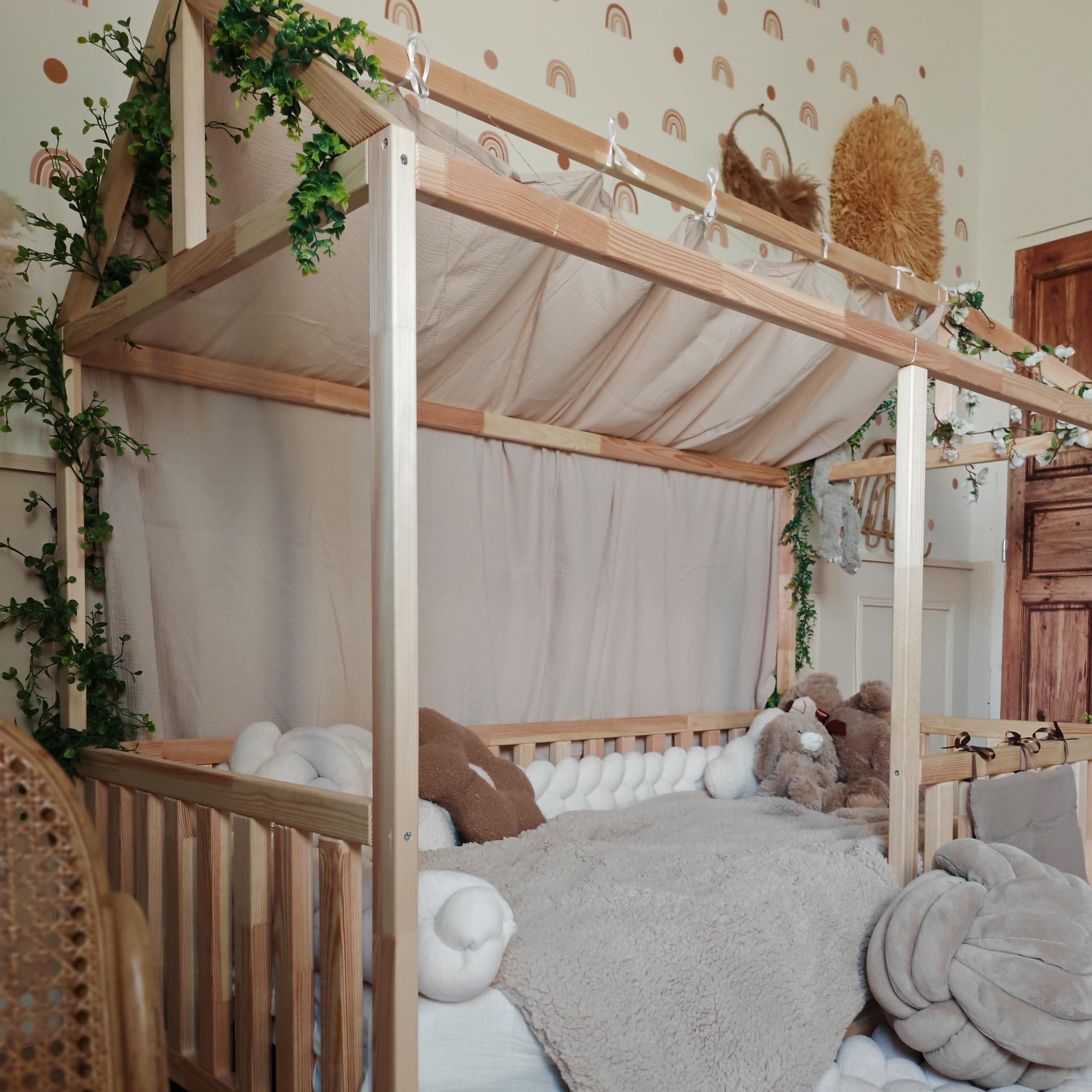     Lit cabane bois naturel avec barrière de sécurité