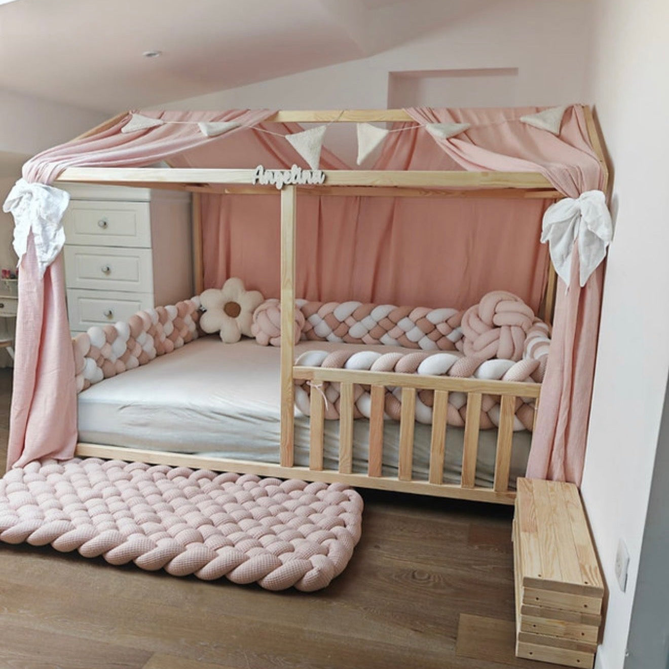     Détail du bois massif poncé à la main sur lit enfant