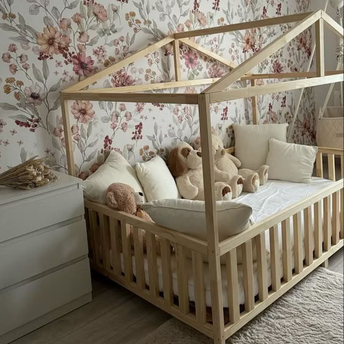 Lit Montessori en bois massif avec linge de lit naturel
