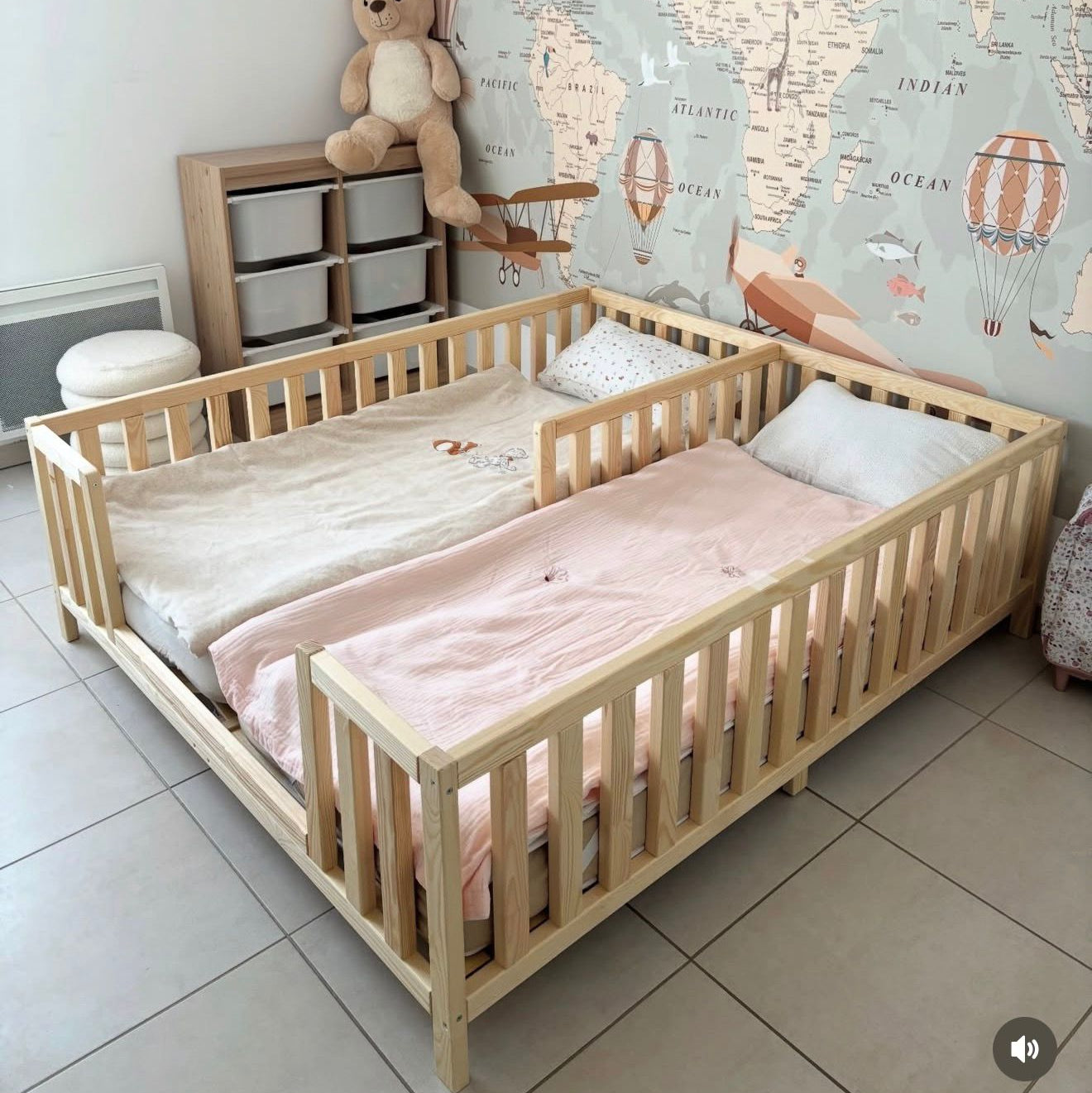 Lit Montessori bébé en bois naturel dans une chambre minimaliste Pour 2 enfants 