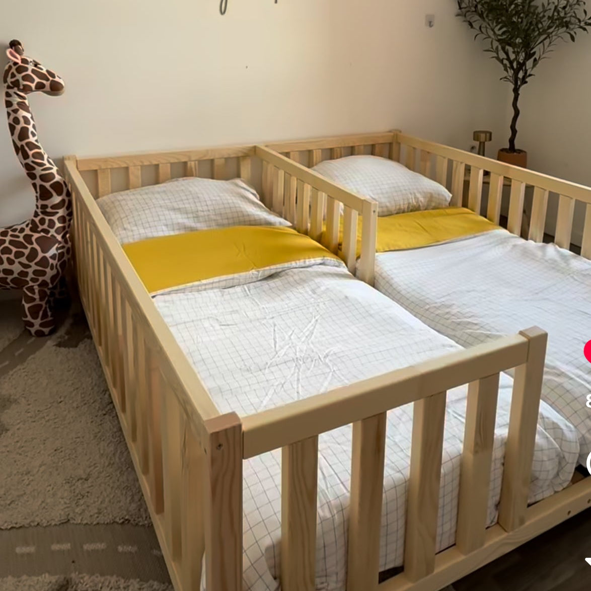 Lit Montessori bébé en bois naturel dans une chambre minimaliste